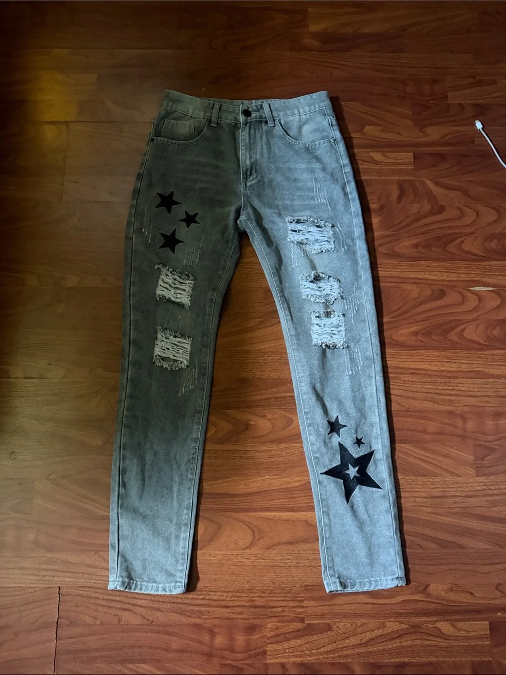 Men's Distressed Gray Star-Print Jeans